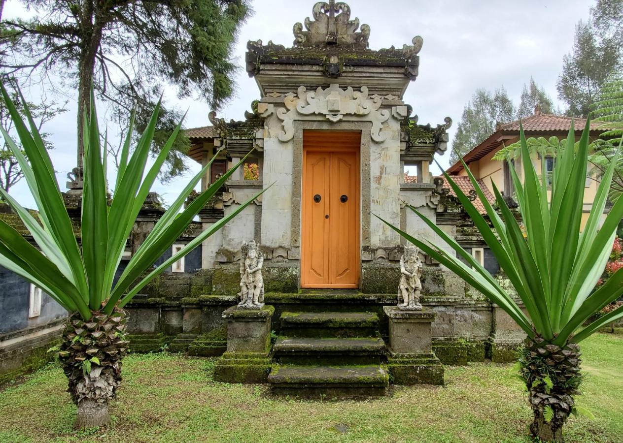 Balinese Villa In Berastagi Exterior photo