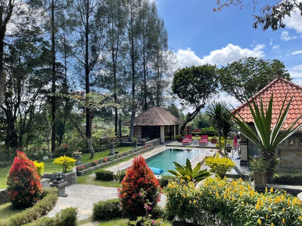 Balinese Villa In Berastagi Exterior photo