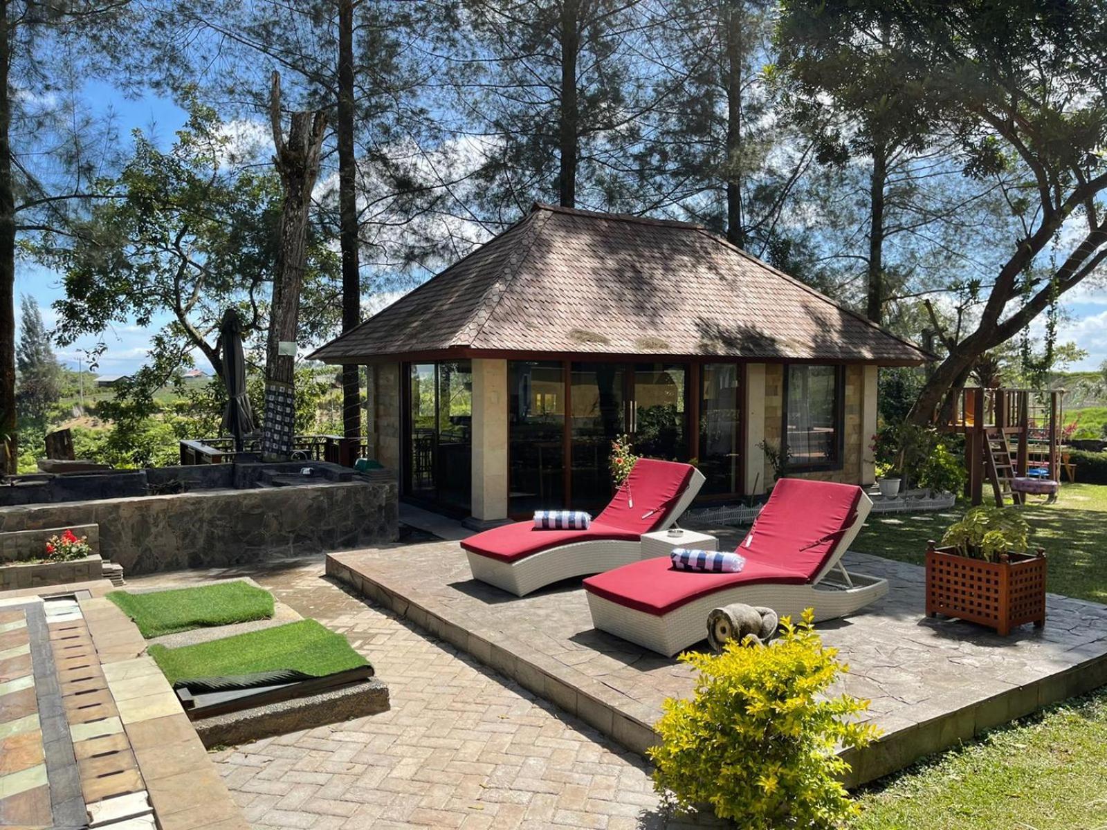 Balinese Villa In Berastagi Exterior photo