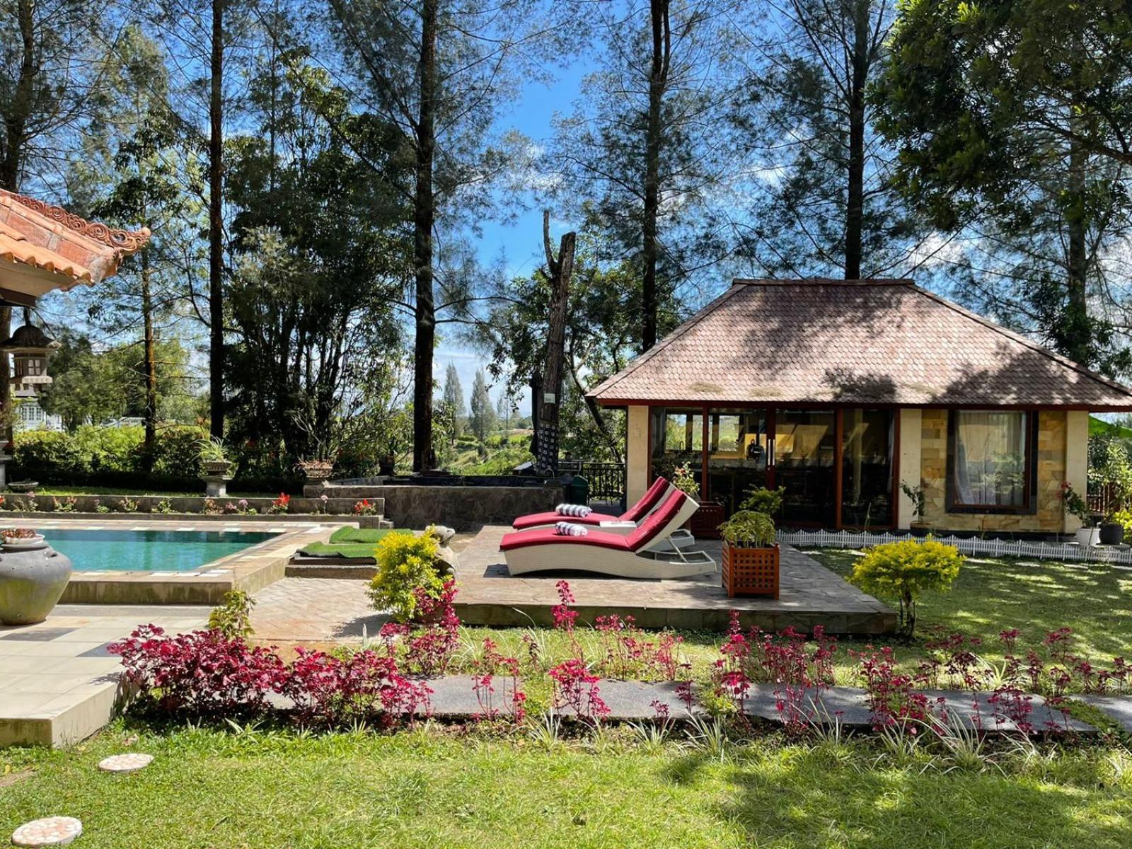 Balinese Villa In Berastagi Exterior photo