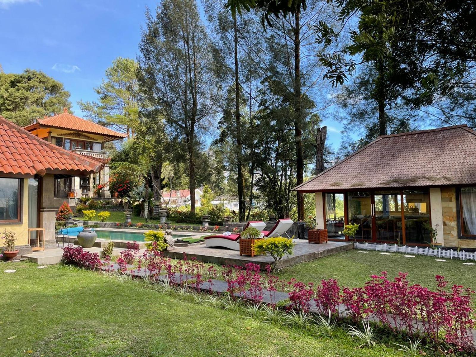 Balinese Villa In Berastagi Exterior photo
